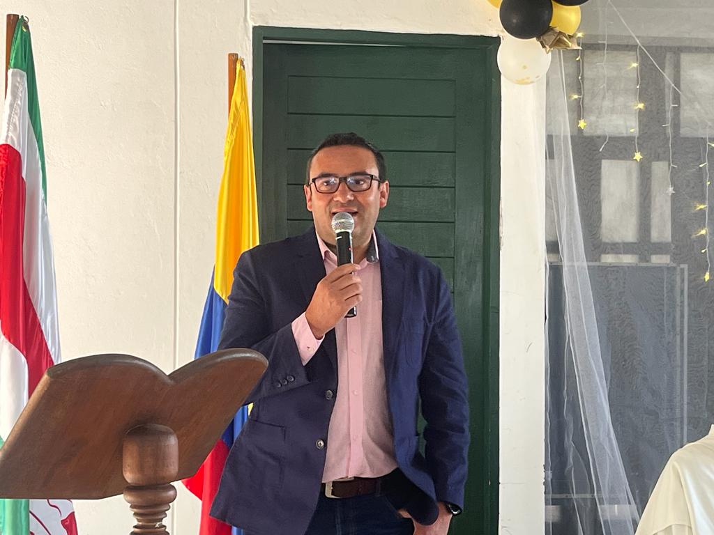 Pacho Castellanos dirigiéndose a la comunidad