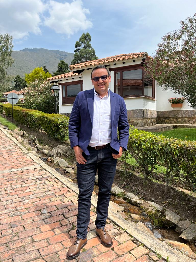 Francisco Javier Castellanos en las calles empedradas de Villa de Leyva